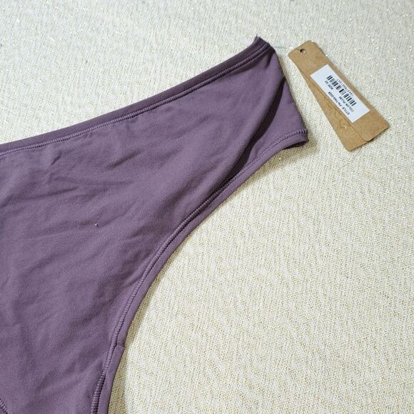 NWT SKIMS THONG - Picture 2 of 5